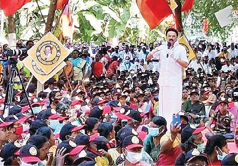 திருவாரூர் மாவட்டம் வலங்கைமான் அருகே உள்ள அவளிவநல்லூரில் நேற்று திமுக சார்பில் நடைபெற்ற மக்கள் கிராம சபைக் கூட்டத்தில் பேசுகிறார் அக்கட்சித் தலைவர் மு.க.ஸ்டாலின்.