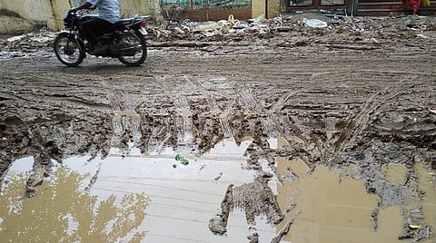 சிறிய மழைக்குக் கூட பாழாகும் மதுரை குடியிருப்புச் சாலைகளுக்கு விமோசனம் கிடைக்குமா?- மதுரை மாநகராட்சி மனசு வைக்க பொதுமக்கள் எதிர்பார்ப்பு