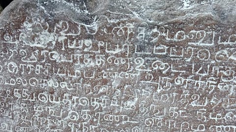 செங்கம் அருகே வாய்விடாந்தாங்கல் கிராமத்தில் விஜயநகர ஆட்சிக் காலத்தில் புதிதாக நீர்நிலையை ஏற்படுத்துவது குறித்த பெரிய பாறை கல்வெட்டு.