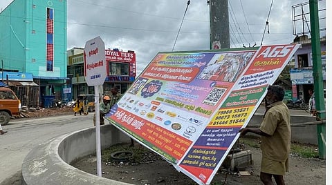 திருப்பத்தூர் நகர்ப் பகுதிகளில் அனுமதியின்றி வைக்கப்பட்ட பேனர்களை அகற்றும் பணியில் ஈடுபட்ட நகராட்சி ஊழியர்கள்.