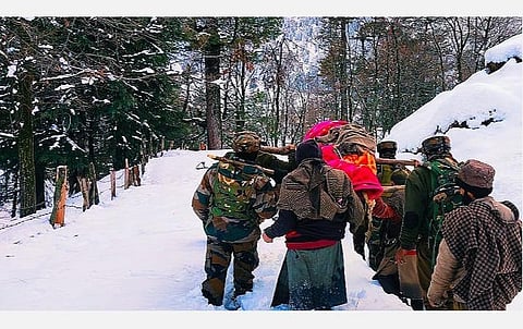 காஷ்மீரில் முழங்கால் அளவு உறைபனியில் 4 மணி நேரம் கர்ப்பிணியை சுமந்து சென்ற ராணுவ வீரர்கள்: பிரதமர் நரேந்திர மோடி பாராட்டு