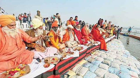 ஹரித்துவார் கும்பமேளாவில் திருநங்கைகளை தனி அஹாடாவாக அங்கீகரிப்பதில் சாதுக்கள் சபையினர் இடையே கருத்து மோதல்