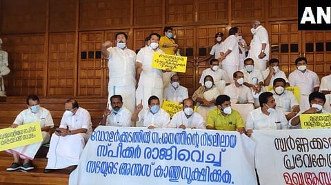 கேரள சட்டப்பேரவையில் இருந்து காங்கிரஸ் எம்எல்ஏக்கள் வெளிநடப்பு செய்த காட்சி: படம் | ஏஎன்ஐ.