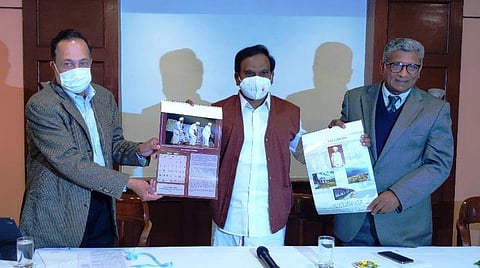 படுகரின மக்களின் வாழ்வியலை குறிக்கும் நாட்காட்டியை இந்து என்.ராம் வெளியிட நீலகிரி எம்.பி. ஆ.ராசா பெற்றுக்கொண்டார். அருகில் நீலகிரி ஆவண காப்பக இயக்குநர் டி.வேணுகோபால்.