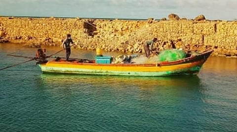 தஞ்சாவூர் மாவட்ட மீனவர்கள் சென்ற நாட்டுப் படகு, இலங்கை காங்கேசன் துறைமுகத்தில் நிறுத்தப்பட்டுள்ளது.