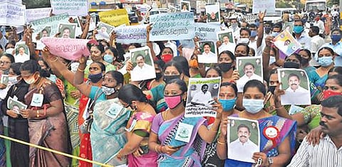 சேலம் நெடுஞ்சாலை நகர் பகுதியில் உள்ள முதல்வர் பழனிசாமியின் இல்லம் முன்பு கோரிக்கை பதாகைகளுடன் காத்திருந்த பகுதிநேர ஆசிரியர்கள்.