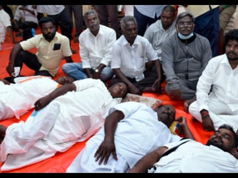 இரவு நேரத்தில் முதல்வர் நாராயணசாமி, அமைச்சர் கந்தசாமி, காங்கிரஸ் கட்சித் தலைவர் ஏ.வி.சுப்பிரமணியன் ஆகியோர் படுத்து தொடர் போராட்டத்தில் ஈடுபட்டனர். | படம்: எம்.சாம்ராஜ்