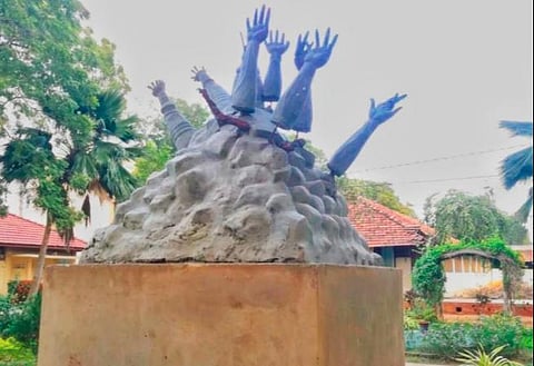 முள்ளிவாய்க்கால் நினைவுத் தூண்.