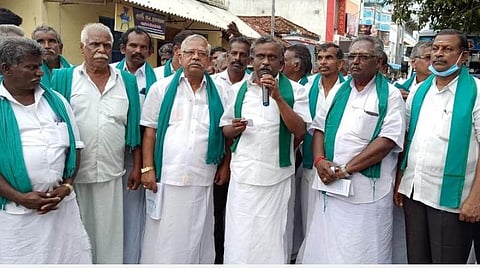 காரைக்காலில் விவசாயிகளிடையே பேசிய தமிழகக் காவிரி விவசாயிகள் சங்கப் பொதுச்செயலாளர் பி.ஆர்.பாண்டியன்.