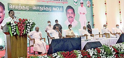 சென்னை வானகரத்தில் நடைபெற்ற இக்கூட்டத்தில் கலந்துகொண்ட அதிமுக செயற்குழு, பொதுக்குழு உறுப்பினர்களில் ஒரு பகுதியினர்.படங்கள்:ம.பிரபு