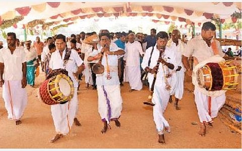 மேளதாளம் முழங்க தைப்பூச கொடியேற்றத்திற்கு சீர் வரிசை தட்டுடன் வரும் பார்வதிபுரம் கிராம மக்கள்.