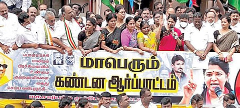 பொள்ளாச்சியில் நேற்று நடந்த ஆர்ப்பாட்டத்தில் பேசிய திமுக மகளிரணிச் செயலர் கனிமொழி எம்பி.
