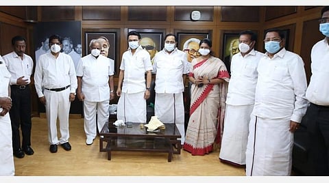 ஸ்டாலின் முன்னிலையில் உயர் நீதிமன்ற ஓய்வு நீதிபதி திமுகவில் இணைந்தார்