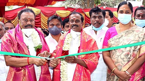 திண்டுக்கல் அருகே சீலப்பாடியில் அறநிலையத்துறை புதிய அலுவலக கட்டிடடத்தை திறந்துவைத்த அமைச்சர்கள் சேவூர் ராமச்சந்திரன், திண்டுக்கல் சி.சீனிவாசன்.