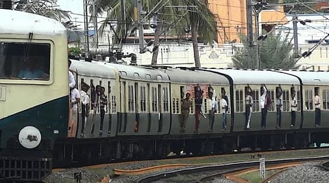 மின்சார ரயில்களில் நேரக் கட்டுப்பாடு நீக்கப்படுமா என பொதுமக்கள் எதிர்பார்ப்பு