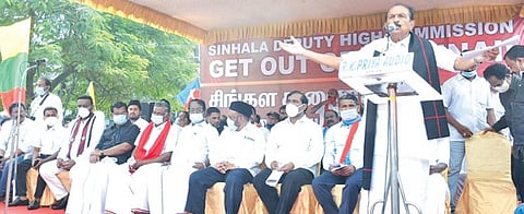 முள்ளிவாய்க்கால் நினைவு தூண் இடிப்பை கண்டித்து, மதிமுக சார்பில் வைகோ தலைமையில் சென்னை நுங்கம்பாக்கத்தில் உள்ள இலங்கை துணை தூதரகம் முற்றுகை போராட்டம் நேற்று நடந்தது. இதில், திமுக சார்பில் டிகேஎஸ் இளங்கோவன், இந்திய கம்யூனிஸ்ட் மாநில செயலாளர் ஆர்.முத்தரசன், விசிக சார்பில் வன்னி அரசு, மமக தலைவர் ஜவாஹிருல்லா, தமிழக வாழ்வுரிமை கட்சி தலைவர் வேல்முருகன், கொளத்தூர் மணி உள்ளிட்டோர் கலந்து கொண்டனர். படம்: ம.பிரபு