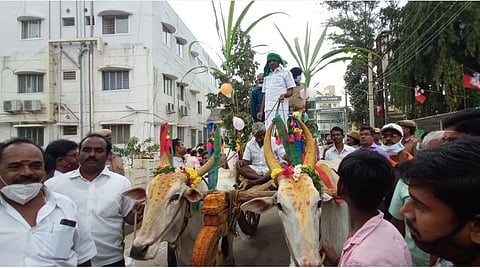 பொங்கல் பண்டிகையை முன்னிட்டு அலங்கரிக்கப்பட்ட மாட்டு வண்டியில் அமைச்சர் கே.சி.வீரமணி, ஆட்சியர் சிவன் அருள், எஸ்.பி. விஜயகுமார் ஆகியோர் ஊர்வலமாக வந்தனர். | படங்கள். ந.சரவணன்.