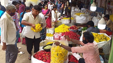 ஓசூரில் பொங்கல் முன்னிட்டு மலர் சந்தையில் குவிந்துள்ள வாடிக்கையாளர்கள்| படம்: ஜோதி ரவிசுகுமார்.