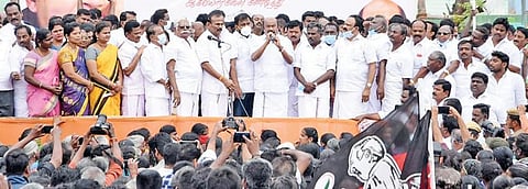 ஆர்ப்பாட்டத்தில் பேசிய புறநகர் கிழக்கு மாவட்ட அதிமுக செயலாளர் வி.வி.ராஜன் செல்லப்பா.
