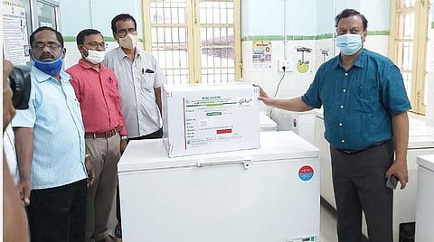 புதுச்சேரிக்கு வந்த கோவிஷீல்டு கரோன தடுப்பூசியைப் பார்வையிட்ட சுகாதாரத்துறை இயக்குநர் மோகன்குமார்.