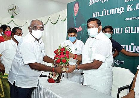 ஈரோடு மாவட்டம் புன்செய் புளியம்பட்டியில் நடந்த சமுதாய பெரியோர்கள் சந்திப்பின்போது, முதல்வர் பழனிசாமியிடம் பண்ணாரி மாரியம்மன் கோயிலில் ராஜகோபுரம் அமைக்கக்கோரி சம்மந்தம் நூற்பாலை அதிபர் கு.அருணாசலம் மனு அளித்தார்.