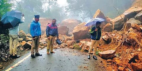 நீலகிரி மாவட்டத்தில் கடந்த ஒருவாரமாக பரவலான மழை: சாலையில் பாறைகள் விழுந்ததால் போக்குவரத்து பாதிப்பு