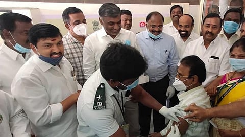 திருப்பத்தூர் அரசு மருத்துவமனையில் கரோனா தடுப்பூசி மருந்து போடும் முகாமை அமைச்சர் கே.சி.வீரமணி தொடங்கி வைத்தார்.