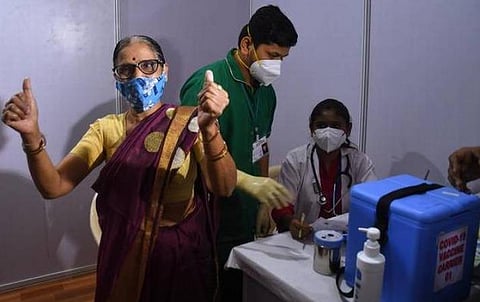 கரோனா தடுப்பூசியை போட்டுக் கொள்வதில் பயனாளிகள் சுயமாக முடிவெடுக்க வேண்டும்: அரசு டாக்டர்கள் சங்கம் வலியுறுத்தல்