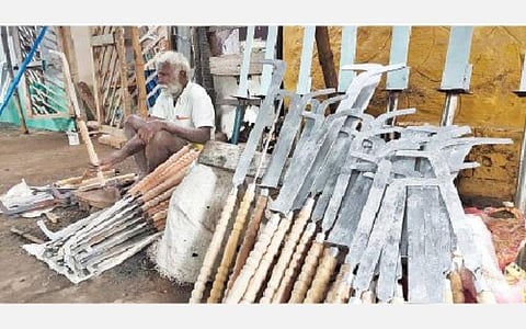வத்தலகுண்டு அருகே முத்துலாபுரத்தில் கோட்டை கருப்பணசுவாமி கோயிலில் பக்தர்கள் நேர்த்திக்கடனாக செலுத்திய அரிவாள்கள்.