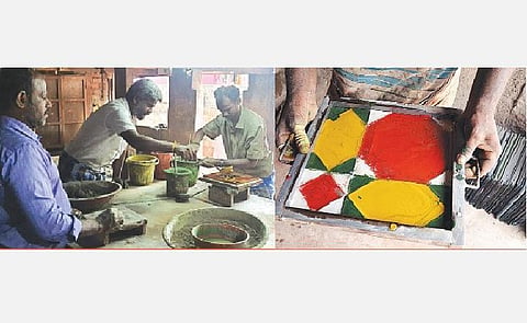 சிவகங்கை மாவட்டம், காரைக்குடி அருகே ஆத்தங்குடியில் பாரம்பரியமாக கைகளிலேயே வண்ண வண்ண டைல்ஸ்களை தயாரிக்கும் தொழிலாளர்கள்.