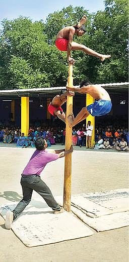 மல்லர் கம்பம் பயிற்சியில் ஈடுபட்ட மாணவர்கள். (கோப்பு படம்).