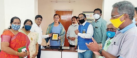 கரோனா தொற்று ஏற்பட்டவர்களுக்கு தனிக் கவனம் செலுத்தி சிகிச்சை அளித்ததற்காக கிண்டி அரசு கரோனா மருத்துவமனை இயக்குநர் கே.நாராயணசாமிக்கு, ‘ரோட்டரி கிளப் ஆஃப் மெட்ராஸ் கன்னிமாரா’ சார்பில் ‘ஃபார் த சேக் ஆஃப் ஹானர்’ விருது வழங்கப்பட்டது.