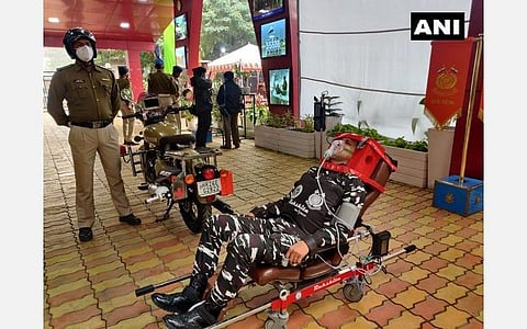 புதுடெல்லியில் இன்று அறிமுகம் செய்யபபட்டுள்ள பைக் ஆம்புலன்ஸ் | படம்: ஏஎன்ஐ.