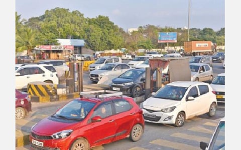 பொங்கல் பண்டிகை விடுமுறை முடிந்து, நேற்று பலர் சொந்த ஊர்களில் இருந்து பணிபுரியும் ஊர்களுக்கு இருசக்கர மற்றும் நான்கு சக்கர வாகனங்களில் திரும்பியதால், சேலம் கருப்பூர் சுங்கச் சாவடியில் நீண்ட வரிசையில் அணிவகுத்து நின்ற கார்கள். படம்: எஸ். குரு பிரசாத்