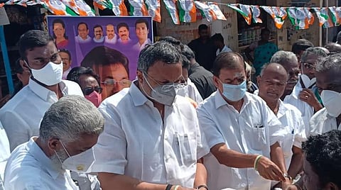 ஒட்டுமொத்த அதிமுகவும் சசிகலாவிடம் சென்றுவிடும்: கார்த்தி சிதம்பரம் எம்.பி. கருத்து