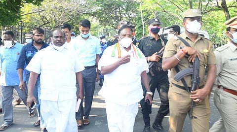ராஜ்நிவாஸ் முன்பு போராட்டம் நடத்தி வந்த அமைச்சர் கந்தசாமியை அழைத்து வந்த முதல்வர் நாராயணசாமி.