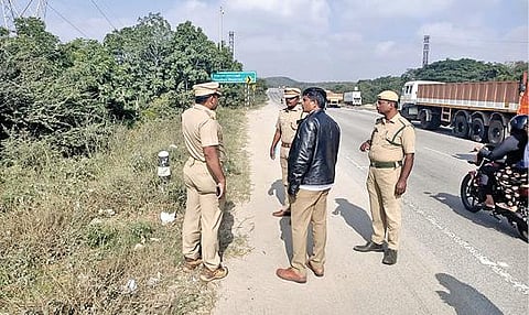 ஓசூரில் யானை மீது லாரி மோதியதால் விபத்து ஏற்பட்ட தேசிய நெடுஞ்சாலைப் பகுதியில் கள தணிக்கையில் ஈடுபட்ட வனச்சரகர் ரவி, மோட்டார் வாகன ஆய்வாளர் விஜயகுமார் மற்றும் வனத்துறையினர்.