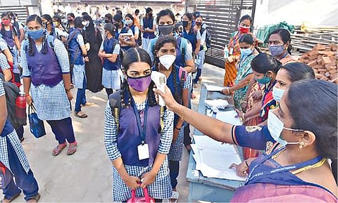 தமிழகம் முழுவதும் 10-ம் வகுப்பு மற்றும் பிளஸ் 2 மாணவர்களுக்கு மட்டும் நேற்று முதல் பள்ளிகள் திறக்கப்பட்டு வகுப்புகள் தொடங்கப்பட்டது. சேலம் கோட்டை அரசு மகளிர் மேல்நிலைப் பள்ளியில் மாணவிகளின் உடல் வெப்பநிலை சோதனைக்கு பின்னர் பள்ளிக்குள் அனுமதிக்கப்பட்டனர். படம்: எஸ். குரு பிரசாத்