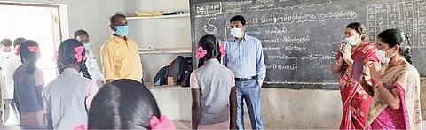 கள்ளக்குறிச்சி குதிரைச்சந்தல் அரசு மேல்நிலைப் பள்ளியில் வழிகாட்டு நெறிமுறைகள் குறித்து ஆய்வு செய்யும் ஆட்சியர் கிரண்குராலா.