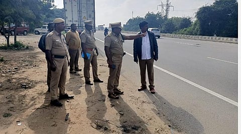 ஓசூரில் லாரி மோதி ஆண் யானை உயிரிழந்த தேசிய நெடுஞ்சாலைப் பகுதியில் களத் தணிக்கையில் ஈடுபட்ட வனச்சரகர் ரவி, மோட்டார் ஆய்வாளர் விஜயகுமார் மற்றும் வனப்பணியாளர்கள்