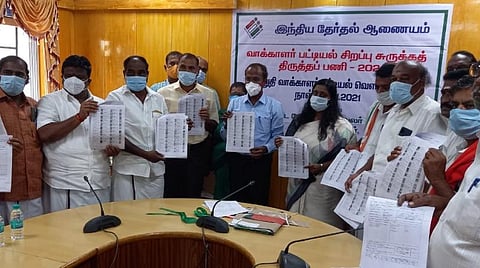 விழுப்புரம் ஆட்சியர் அலுவலகத்தில் ஆட்சியர் அண்ணாதுரை இறுதி வாக்காளர் பட்டியலை வெளியிட்டார்.