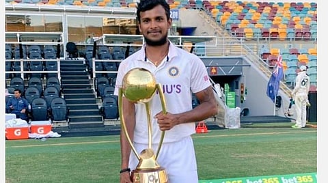 ஆஸி. அணியை வென்ற மகிழ்ச்சியில் கோப்பையுடன் நடராஜன்: படம் உதவி | ட்விட்டர்.