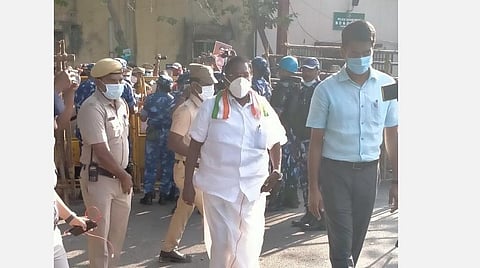 போலீஸார் பாவம்; ஆளுநருக்கு பயப்படுகிறார்கள்: முதல்வர் நாராயணசாமி பேட்டி