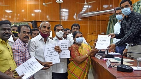 தூத்துக்குடி மாவட்டத்தில் 6 சட்டப்பேரவை தொகுதிகளுக்கான இறுதி வாக்காளர் பட்டியலை மாவட்ட ஆட்சியர் கி.செந்தில் ராஜ் வெளியிட்டார். படம்: என்.ராஜேஷ்