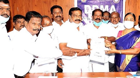 திண்டுக்கல் மாவட்ட வாக்காளர் பட்டியலை, அங்கீகரிக்கப்பட்ட அரசியல் கட்சி பிரதிநிதிகளிடம் வழங்கிய ஆட்சியர் மு.விஜயலட்சுமி.