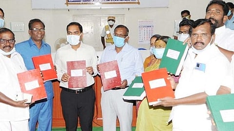 சிவகங்கை மாவட்ட ஆட்சியர் அலுவலகத்தில் இறுதி வாக்காளர் பட்டியலை அரசியல் கட்சியினர் முன்னிலையில் மாவட்ட ஆட்சியர் பி.மதுசூதன் ரெட்டி வெளியிட்டார். அருகே தேர்தல் பார்வையாளர் ஆபிரஹாம்.