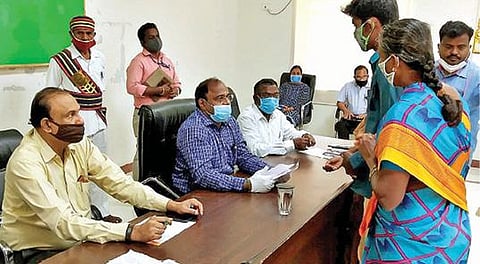 திருப்பத்தூர் மாவட்ட ஆட்சியர் கூட்டரங்கில் நடைபெற்ற மக்கள் குறை தீர்வுக் கூட்டத்தில் பொதுமக்களிடம் மனுக்களை பெற்ற மாவட்ட ஆட்சியர் சிவன் அருள். அருகில், டிஆர்ஓ தங்கைய்யாபாண்டியன், ஆட்சியரின் நேர்முக உதவியாளர் வில்சன்ராஜசேகர் உள்ளிட்டோர்