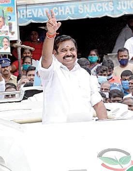 பெரும்புதூரில் முதல்வர் பழனிசாமி நேற்று தேர்தல் பிரச்சாரத்தில் ஈடுபட்டார். அப்போது மக்களை பார்த்து இரட்டை இலை சின்னத்தை காண்பித்து வாக்கு சேகரித்தார்.படங்கள்: எம்.முத்துகணேஷ்