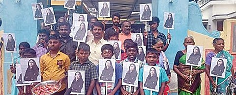 அமெரிக்க துணை அதிபராக கமலா ஹாரிஸ் பதவியேற்றதை முன்னிட்டு, துளசேந்திரபுரம் கிராமத்தில் நேற்று இனிப்பு வழங்கி மகிழ்ச்சியை வெளிப்படுத்திய கிராம மக்கள் மற்றும் பள்ளி மாணவர்கள்.