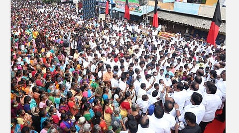 வேளச்சேரியா? வெள்ளச்சேரியா?- ஏரியை சீரமைக்க திமுக ஆர்ப்பாட்டம்: ஆயிரக்கணக்கானோர் பங்கேற்பு